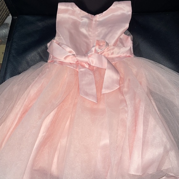Beautiful dress worn 1 hour , No tag size 8/110 which equals 4T - Picture 3 of 3
